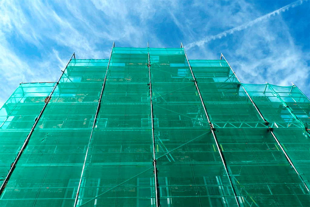 Сітка фасадна – огородження будівельних риштувань та захист від вітру